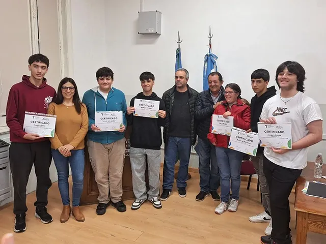 Entrega de certificados del curso “Más Allá del Código”